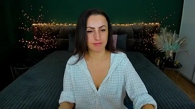 Rebecca Diamond online show from January 23, 2025, 7:32 am