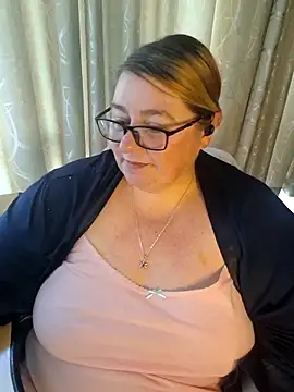 Snapshot of Iceprincess2bad4u chatting on May 30, 2026, 6:21 am Iceprincess2bad4u online show from May 30, 2026, 6:21 am