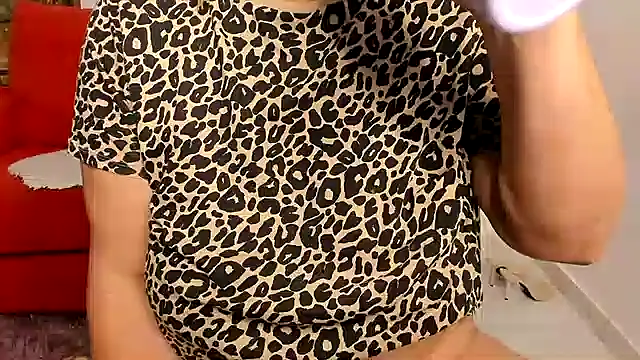 Snapshot of Milf-Ella chatting on October 1, 2025, 9:21 pm Milf-Ella online show from October 1, 2025, 9:21 pm