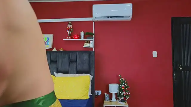 Snapshot of FelipeAndMarcello3 chatting on December 31, 2024, 8:12 pm FelipeAndMarcello3 online show from December 31, 2024, 8:12 pm