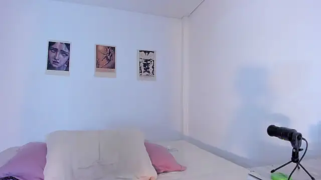 Snapshot of Moonlight1002 chatting on February 28, 2026, 2:23 am Moonlight1002 online show from February 28, 2026, 2:23 am