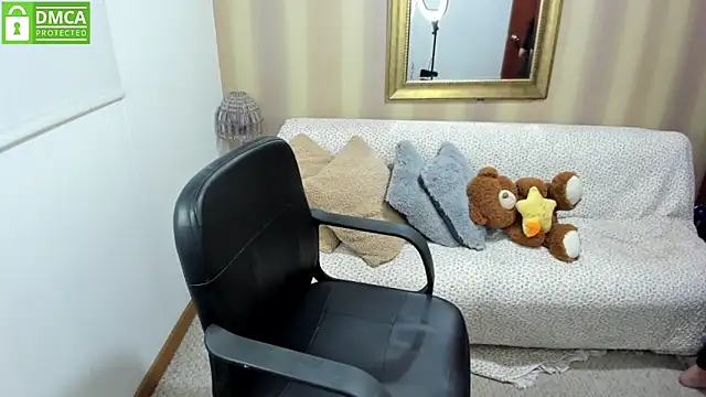 Snapshot of NicolettColin chatting on October 8, 2025, 8:39 pm NicolettColin online show from October 8, 2025, 8:39 pm