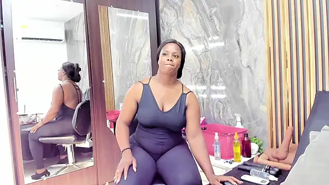 Snapshot of LauraSaenz01 chatting on January 14, 2025, 3:01 am LauraSaenz01 online show from January 14, 2025, 3:01 am