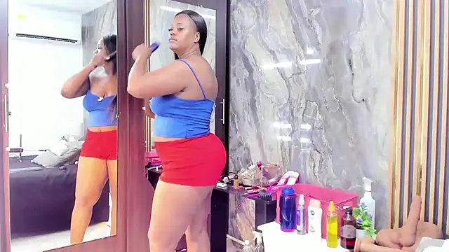 Snapshot of LauraSaenz01 chatting on January 15, 2025, 3:22 am LauraSaenz01 online show from January 15, 2025, 3:22 am