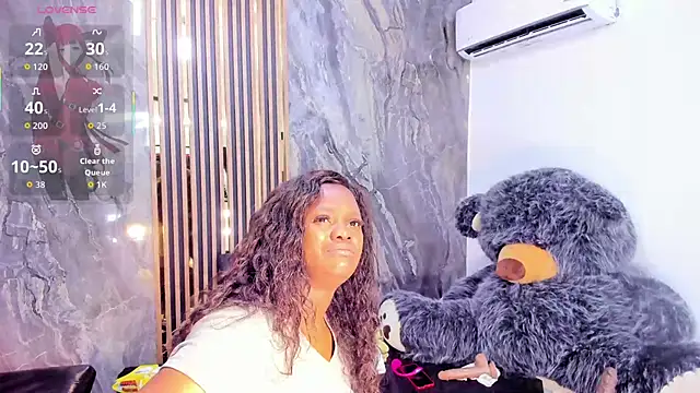 LauraSaenz01 online show from October 26, 2025, 4:46 pm