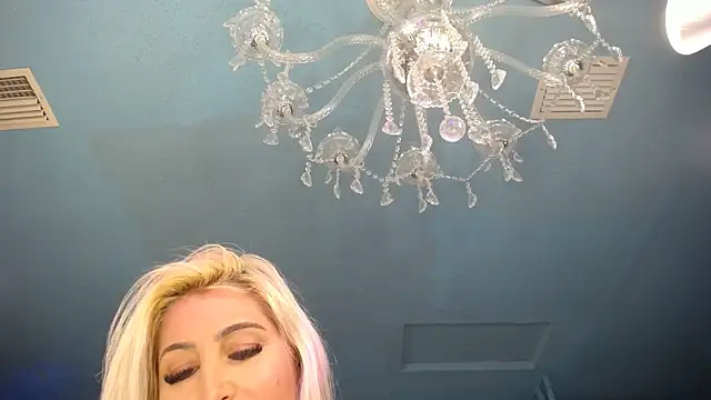 Snapshot of ADRIANNA_FOX chatting on March 3, 2025, 5:39 pm ADRIANNA FOX online show from March 3, 2025, 5:39 pm