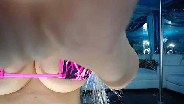 ADRIANNA FOX online show from September 27, 2025, 7:24 am