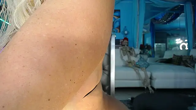 ADRIANNA FOX online show from August 5, 2026, 4:37 am