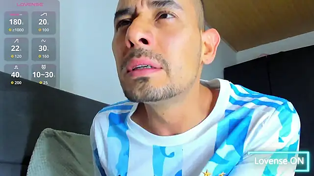 jhonyalzate2 online show from November 12, 2025, 3:18 am