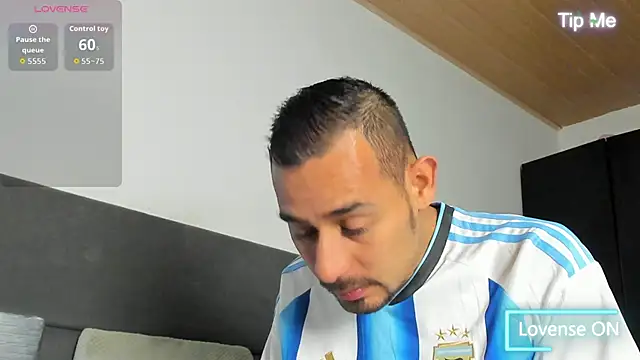 jhonyalzate2 online show from May 4, 2026, 1:34 am