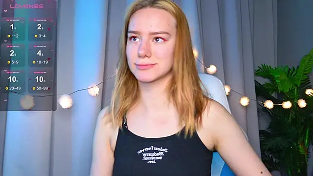 Snapshot of Ramona___ chatting on October 18, 2025, 5:43 am Ramona    online show from October 18, 2025, 5:43 am