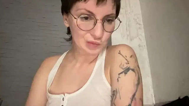 Snapshot of -CatchMe- chatting on December 17, 2025, 10:27 pm -CatchMe- online show from December 17, 2025, 10:27 pm