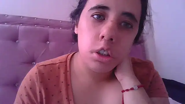 annarose19 online show from November 5, 2025, 5:35 pm