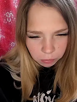 Snapshot of Zuli_Kiska chatting on September 28, 2025, 11:04 am Zuli Kiska online show from September 28, 2025, 11:04 am