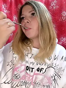 Snapshot of Zuli_Kiska chatting on October 2, 2025, 10:44 am Zuli Kiska online show from October 2, 2025, 10:44 am