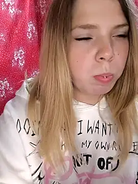 Snapshot of Zuli_Kiska chatting on October 3, 2025, 11:18 am Zuli Kiska online show from October 3, 2025, 11:18 am