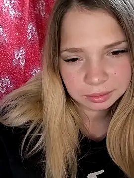 Snapshot of Zuli_Kiska chatting on October 13, 2025, 11:10 am Zuli Kiska online show from October 13, 2025, 11:10 am