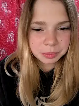 Snapshot of Zuli_Kiska chatting on October 14, 2025, 6:36 am Zuli Kiska online show from October 14, 2025, 6:36 am