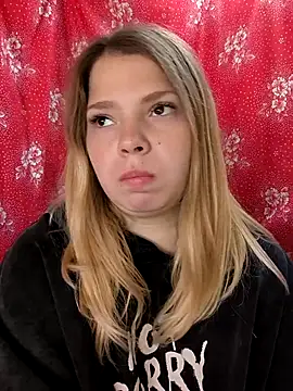 Snapshot of Zuli_Kiska chatting on October 15, 2025, 6:35 am Zuli Kiska online show from October 15, 2025, 6:35 am