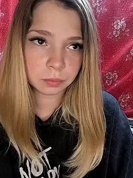 Snapshot of Zuli_Kiska chatting on October 25, 2025, 8:14 pm Zuli Kiska online show from October 25, 2025, 8:14 pm