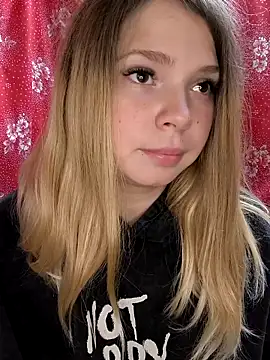 Snapshot of Zuli_Kiska chatting on October 27, 2025, 8:29 am Zuli Kiska online show from October 27, 2025, 8:29 am