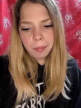 Snapshot of Zuli_Kiska chatting on October 27, 2025, 9:30 pm Zuli Kiska online show from October 27, 2025, 9:30 pm