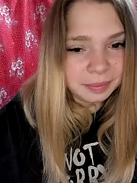 Snapshot of Zuli_Kiska chatting on November 3, 2025, 7:31 am Zuli Kiska online show from November 3, 2025, 7:31 am