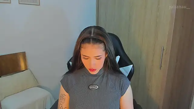 Snapshot of iriswest_ chatting on December 10, 2024, 11:19 pm iriswest online show from December 10, 2024, 11:19 pm