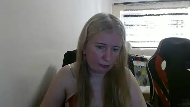 Snapshot of PeterAndJen chatting on June 24, 2026, 5:34 pm PeterAndJen online show from June 24, 2026, 5:34 pm