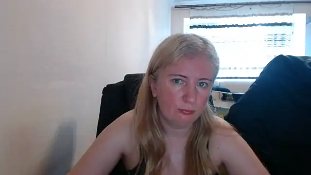 Snapshot of PeterAndJen chatting on June 29, 2026, 5:03 am PeterAndJen online show from June 29, 2026, 5:03 am