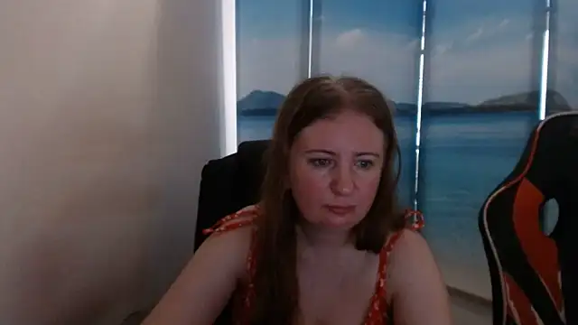 Snapshot of PeterAndJen chatting on August 6, 2026, 5:53 am PeterAndJen online show from August 6, 2026, 5:53 am