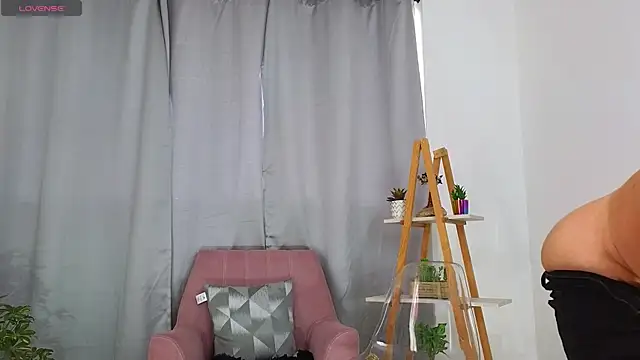 bella  adams online show from December 18, 2024, 8:57 pm