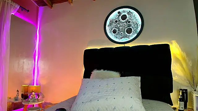 lorrayne  online show from March 25, 2026, 12:11 pm