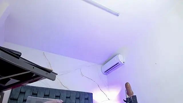 IsiisLovei online show from November 17, 2025, 2:45 pm