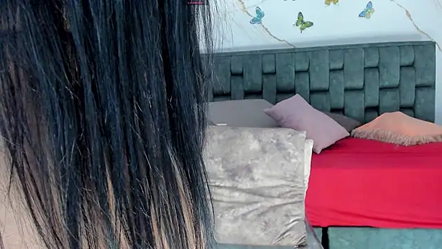 IsiisLovei online show from February 18, 2026, 2:13 pm