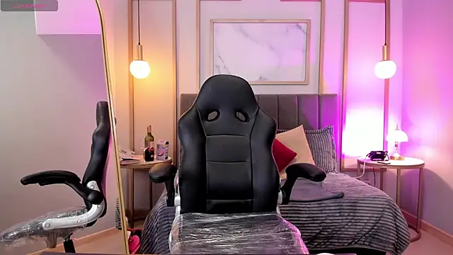 Holly madison  online show from March 2, 2026, 1:40 pm