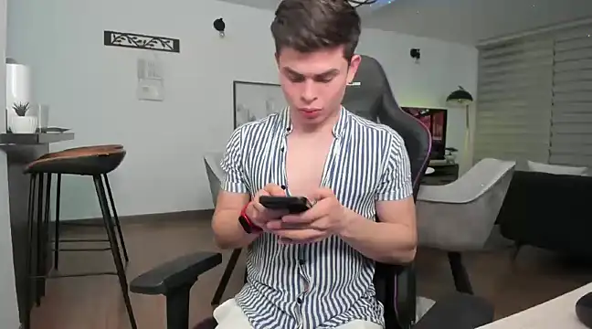 Snapshot of alejooo_twink chatting on March 1, 2025, 6:35 am alejooo twink online show from March 1, 2025, 6:35 am