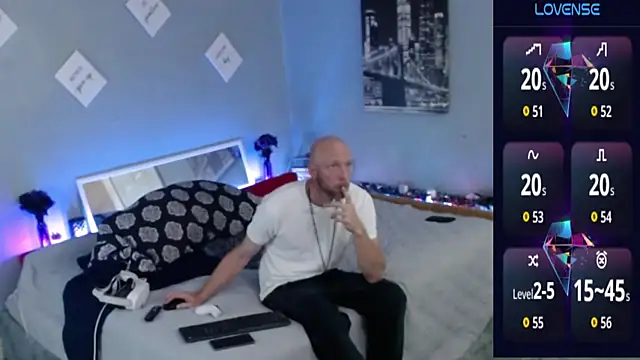 Snapshot of MaxRouger chatting on October 3, 2025, 6:43 am MaxRouger online show from October 3, 2025, 6:43 am