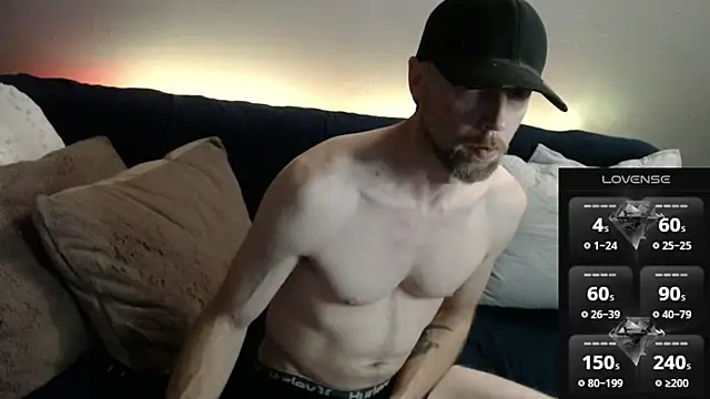 Snapshot of MaxRouger chatting on December 1, 2025, 1:43 am MaxRouger online show from December 1, 2025, 1:43 am