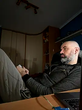 pollito1985 2 online show from November 16, 2025, 10:43 am