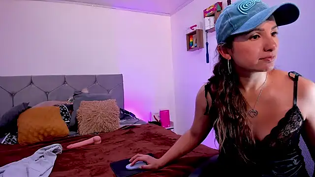 vanessabrown  online show from October 20, 2025, 3:01 pm