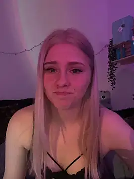 Snapshot of Blueeyezz0 chatting on February 25, 2026, 8:40 pm Blueeyezz0 online show from February 25, 2026, 8:40 pm