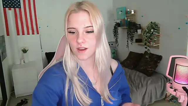 Snapshot of Blueeyezz0 chatting on April 4, 2026, 10:35 am Blueeyezz0 online show from April 4, 2026, 10:35 am