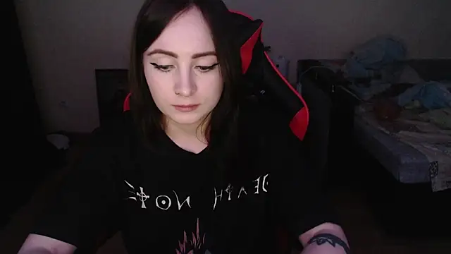 Laralianna online show from December 17, 2025, 4:24 pm