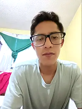 Snapshot of KevinCrz chatting on October 17, 2025, 12:01 am KevinCrz online show from October 17, 2025, 12:01 am