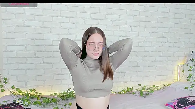 LinaKenny online show from December 3, 2025, 2:15 pm