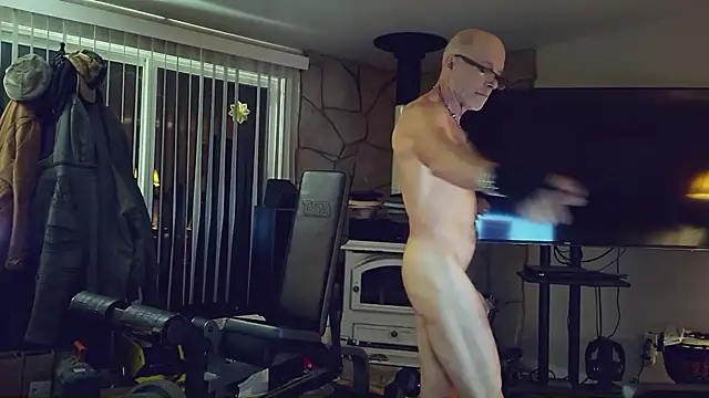 Snapshot of MoonDancer chatting on April 1, 2026, 4:35 am MoonDancer online show from April 1, 2026, 4:35 am