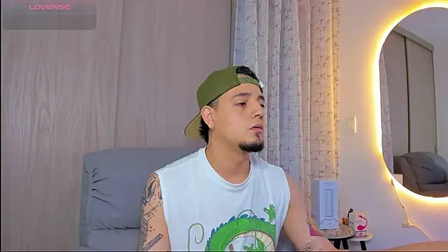 alejandro calderon1 online show from November 18, 2025, 2:39 am