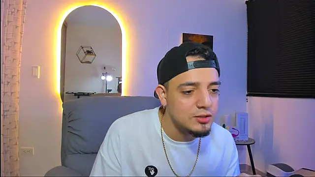 alejandro calderon1 online show from February 17, 2026, 4:09 am