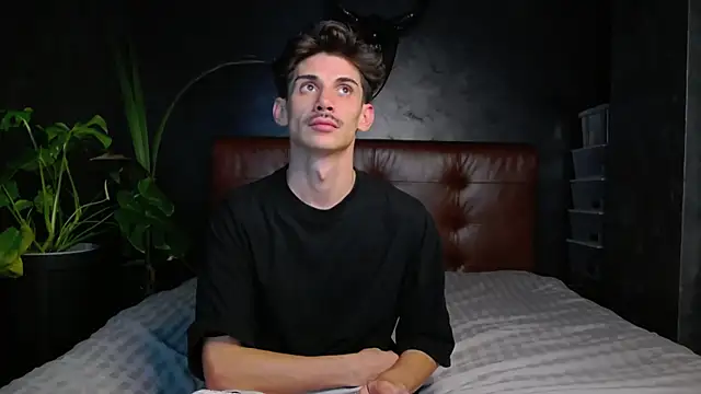 Snapshot of DanielCrush1 chatting on October 8, 2025, 5:54 pm DanielCrush1 online show from October 8, 2025, 5:54 pm